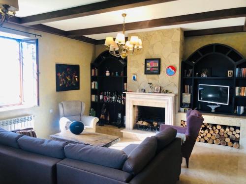 Cheerful 3-bedroom villa with pool in Ashtarak