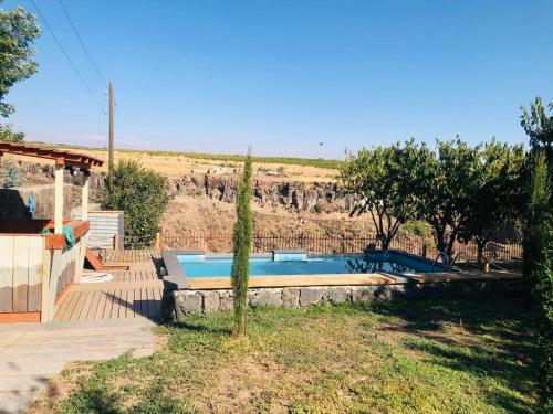 Cheerful 3-bedroom villa with pool in Ashtarak