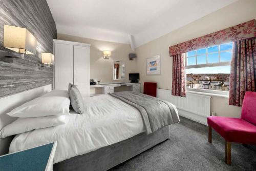 Cliffs Hotel - image 11