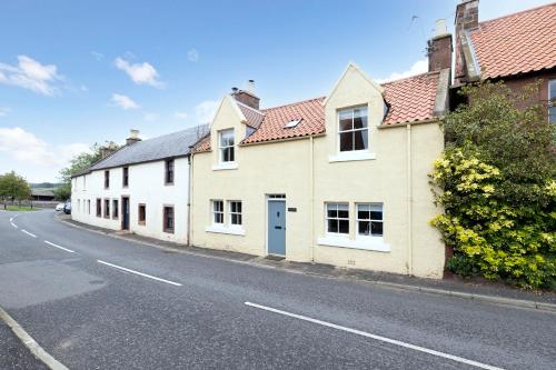 2 bed Haywood Cottage with garden East Linton