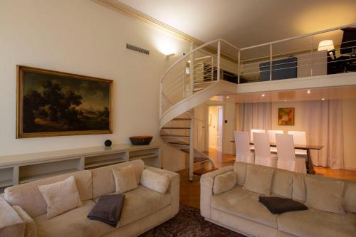 N 10, Luxury, Turyn