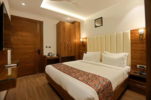 Guestroom, ROYAL LALIT Grand Hotel in Karnal