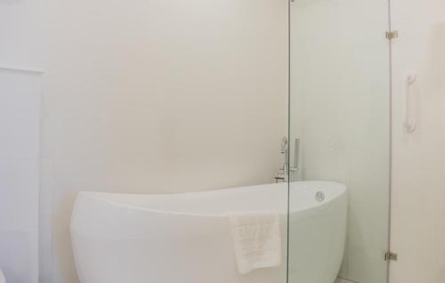 Deluxe Suite image 9