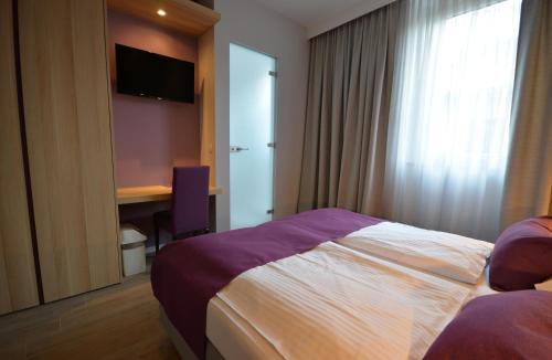 Double or Twin Room image 4