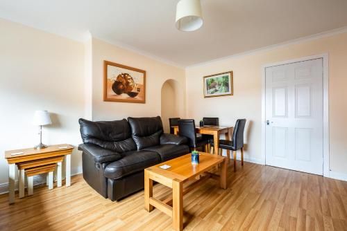 Scotia House -3 bed house in Larkhall with private driveway - Apartment - Larkhall