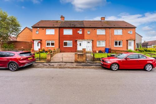 Scotia House -3 bed house in Larkhall with private driveway