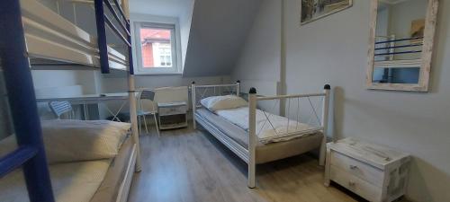 2 twin beds, 1 bunk bed