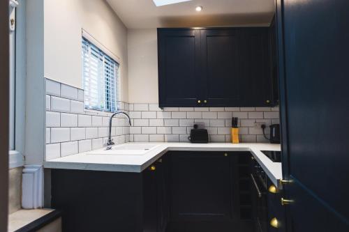 Cathys Cottage, Sun Trap Patio, Modern 3 Bed, Central, Parking in Crewkerne