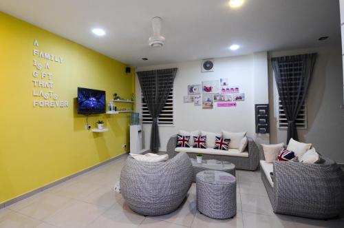 Shared lounge/TV area, Ting Residence in Ayer Tawar