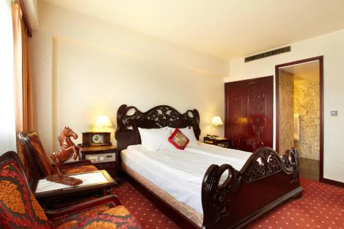 Photo - Emperor Hotel