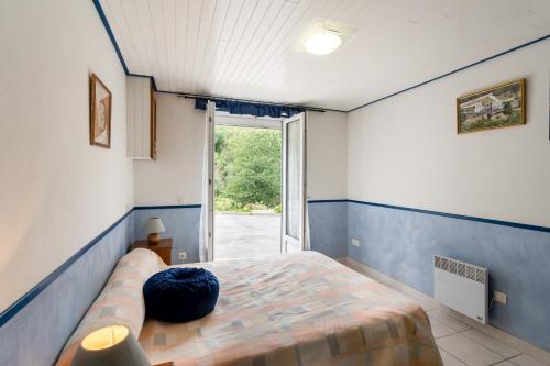House with one bedroom in Beuzec Cap Sizun with wonderful lake view and enclosed garden 2 km from the slopes - image 5