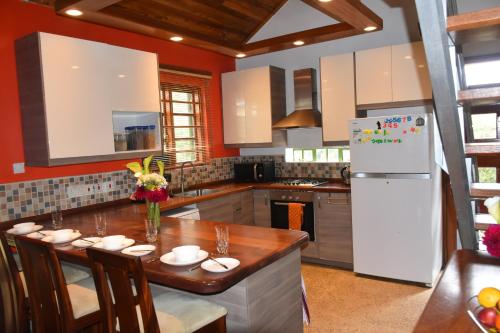 Cocina, Comfortable countryside retreat for the family. in Naivasha