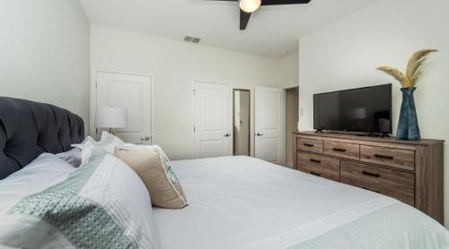 Luxury Bedroom at this Amazing Hom stay near Disney - The pleasure to feel at Home - image 13