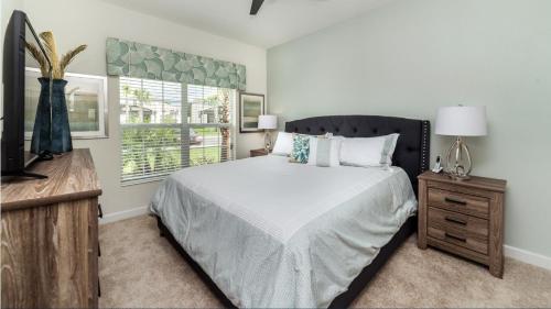 Luxury Bedroom at this Amazing Hom stay near Disney - The pleasure to feel at Home - image 11