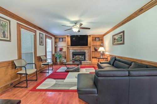Pet-Friendly House with Deck in Lawrenceville in Lawrenceville, Vereinigte Staaten von Amerika