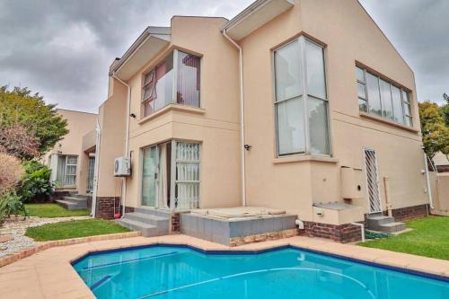 Luxurious Pvt Apartment , Pool, Jaccuzi & Aircons - Midrand