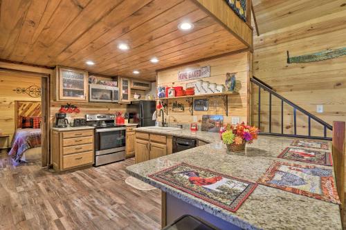 New-Build Tree Top Cabin about 3 Mi to Lake Hamilton in Hot Springs, USA