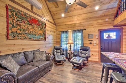 New-Build Tree Top Cabin about 3 Mi to Lake Hamilton in Hot Springs, USA