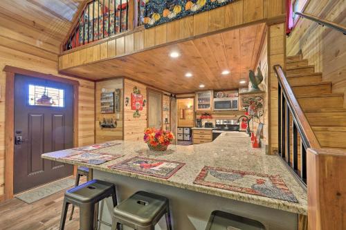 New-Build Tree Top Cabin about 3 Mi to Lake Hamilton in Hot Springs, USA