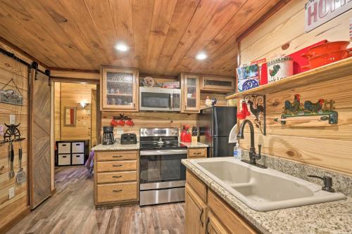 New-Build Tree Top Cabin about 3 Mi to Lake Hamilton in Hot Springs, USA