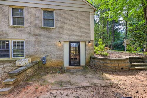 Cozy Garden Terrace Apartment about 21 Mi to Atlanta in Jonesboro, USA