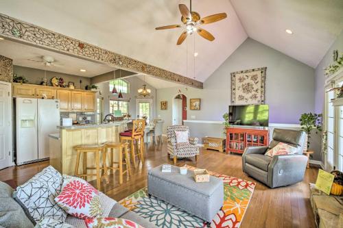 Eclectic Ranger Home with Mtn Views and Hot Tub! in Ranger, USA
