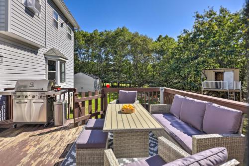 Sunny Poconos Home with Hot Tub and Fire Pit