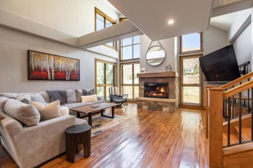 Impeccable Lakeside Penthouse in Avon, USA