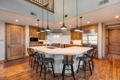 Impeccable Lakeside Penthouse in Avon, USA