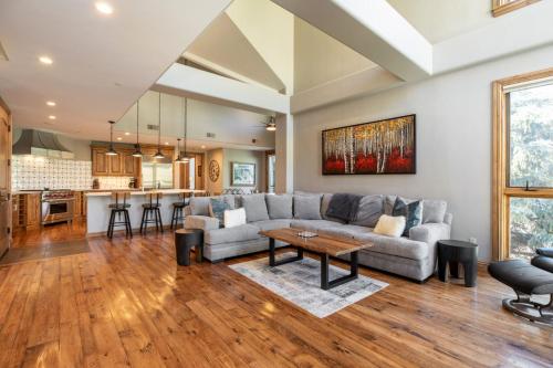 Impeccable Lakeside Penthouse in Avon, USA