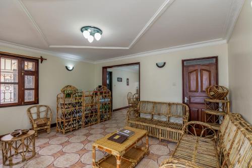 בר/טרקלין, Gorilla Neighbour Guest House in אנטבה