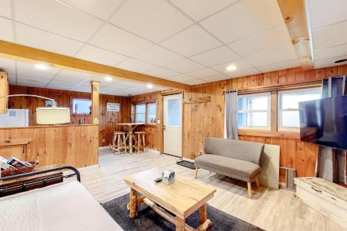 Modern Log Chalet - Lower Unit