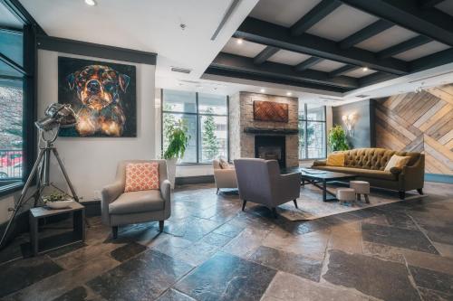 로비, 서밋 로지 부티크 호텔 휘슬러 (Summit Lodge Boutique Hotel Whistler) in 휘슬러 (BC)