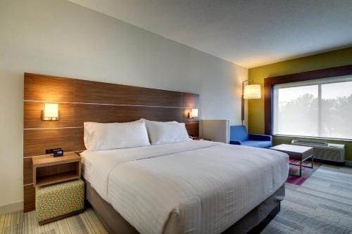 Holiday Inn Express & Suites Aurora - Naperville, an IHG Hotel