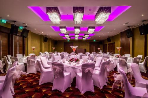 399935945 Holiday Inn London Kensington High St., an IHG Hotel