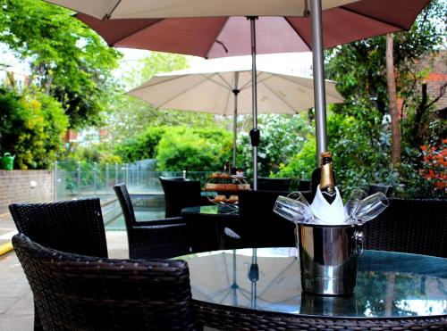 399935956 Holiday Inn London Kensington High St., an IHG Hotel