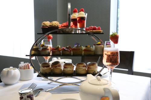 399935959 Holiday Inn London Kensington High St., an IHG Hotel
