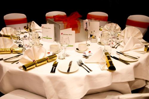 399935989 Holiday Inn London Kensington High St., an IHG Hotel
