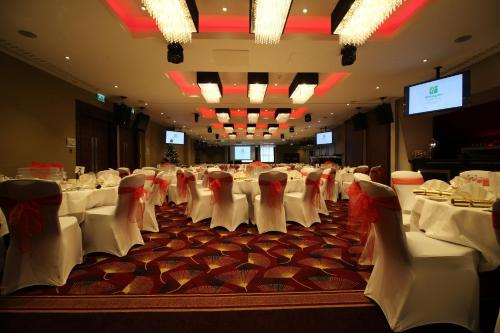 399935997 Holiday Inn London Kensington High St., an IHG Hotel