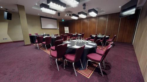 399936000 Holiday Inn London Kensington High St., an IHG Hotel