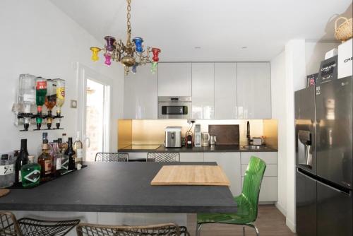 Kitchen, Eastern Paris House - Piscine, sauna & billard in Les Lilas