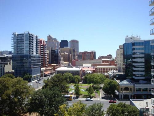 Luxury Overlooking Hindmarsh Sq with Pool & Gym