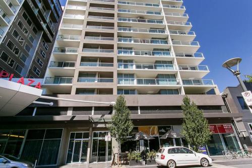 Luxury Overlooking Hindmarsh Sq with Pool & Gym