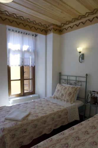2 twin beds