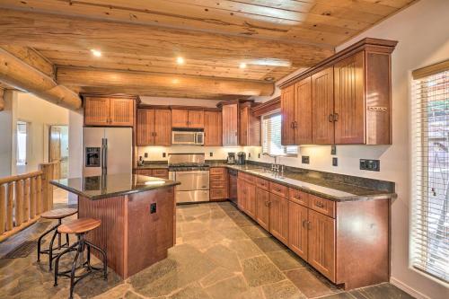 Mtn-View Gem w/ Fire Pit & Deck in Payson, Пейсон (фото 6)