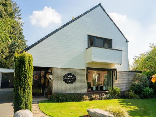  Cozy villa with wellness tub sauna and garden, Pension in Den Ham
