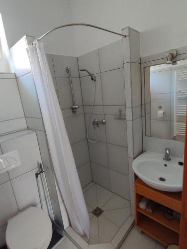 Bathroom, Aranyhal apartman in Pentekfalu