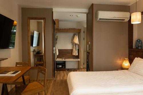 Deluxe Double Studio room in Tints Of Blue Hotel