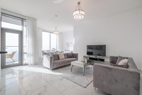 Spacious 3BDR Apartment and maid room with Burj Khalifa View - image 11