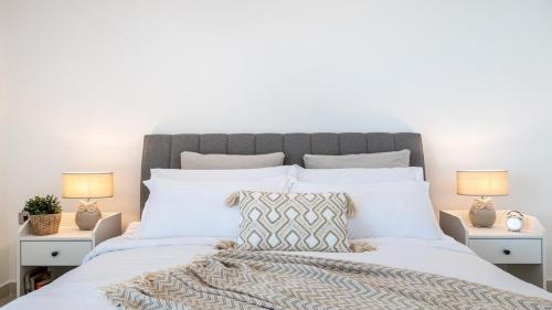 Hashtag Holiday Home - Luxury 2BDR Apartment on The Palm Azure Residences - image 2